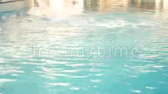 豪华度假游泳池有美丽干净的蓝色水4k游泳池里的水疗舒适的放松视频的预览图