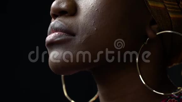 一位戴着大金耳环的非洲黑人女子的慢镜头视频的预览图