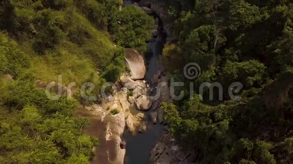 山河和绿色森林空中景观山林落基河水流无人机射击视频的预览图