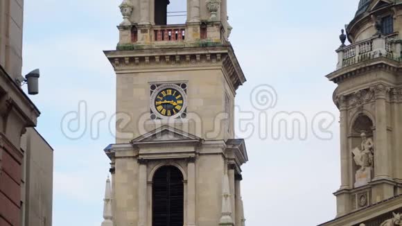布达佩斯圣斯蒂芬巴西利卡塔上的钟视频的预览图