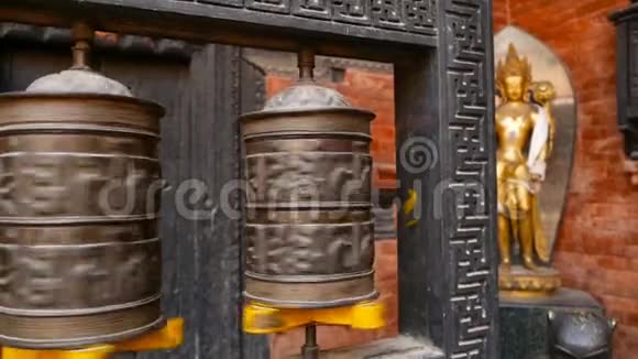 尼泊尔Durbar广场寺庙院子里的一排带咒的古老宗教祈祷轮或鼓视频的预览图