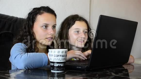 青少年女孩看笔记本电脑视频的预览图