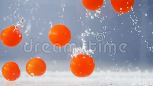 减少背景蓝色水与红色西红柿视频的预览图