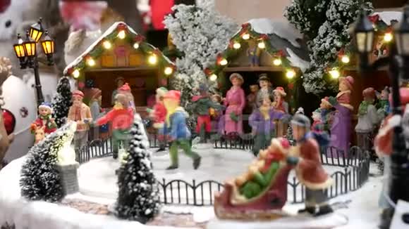 在冬季溜冰场上的迷你溜冰鞋背景是圣诞市场视频的预览图