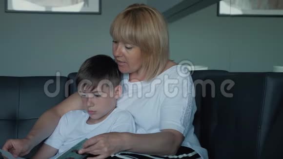 一个幸福的家庭妈妈和儿子读了一本书视频的预览图