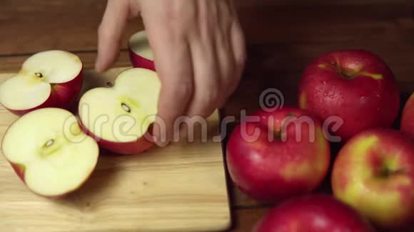 人把苹果切成切板上的薄片视频的预览图