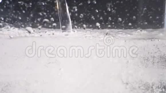 大量的水被倒进一个透明的水箱里面有许多气泡视频的预览图