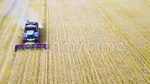 拖拉机在野外工作农业空中景观视频的预览图
