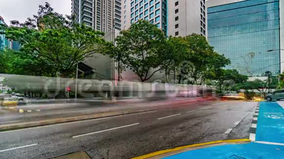 马来西亚4K雨天典型街道交通十字路口的时间推移视频的预览图