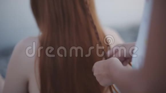 海滩上的女人编辫子视频的预览图