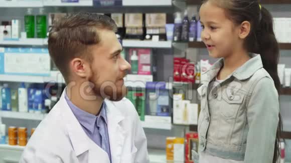 好的药剂师给小女孩吃药视频的预览图