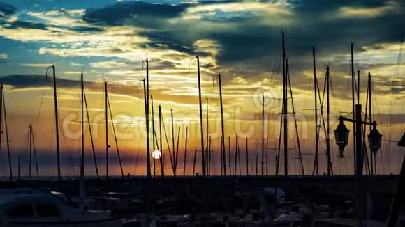 以色列特拉维夫贾法海上游艇俱乐部的美丽日落视频的预览图