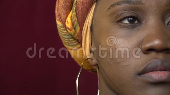 一个黑色女人的肖像耳朵上戴着金色耳环动作缓慢视频的预览图