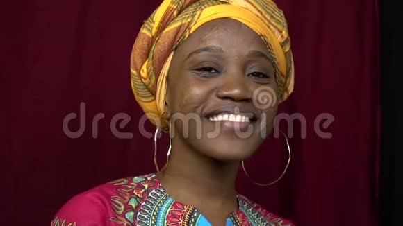 一个开朗的深色皮肤的女人穿着非洲民族服装肖像拍摄慢镜头拍摄视频的预览图