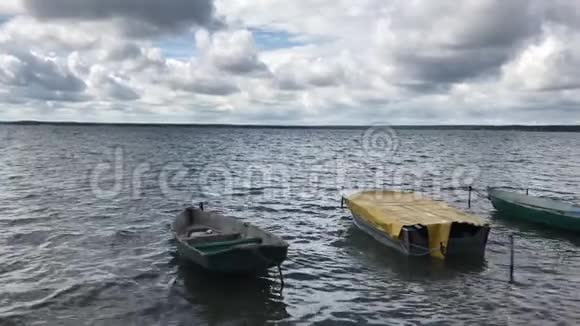 淡水湖上晴朗的天气在波涛中摇摆着小船在蓝天白云中视频的预览图