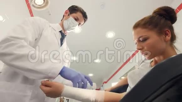 专业医生包扎病人手臂在临床4K视频的预览图
