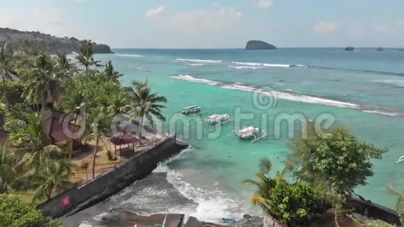 巴厘岛海上波涛上的空游船印度尼西亚在刮风的日子4K视频的预览图
