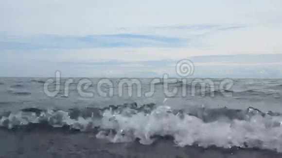 跳过苏必利尔湖上的石头视频的预览图