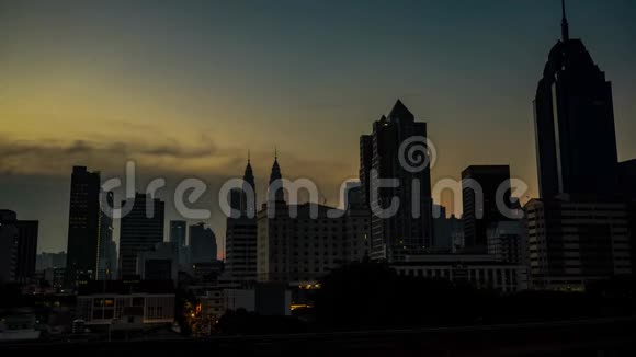 4K在美丽的日落期间吉隆坡城市天际线的时间推移视频的预览图