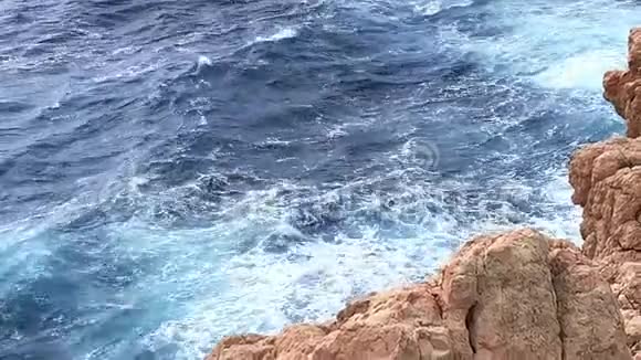 在马洛卡湾海浪拍打岩石视频的预览图