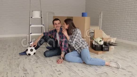 新公寓里一对穿格子衬衫的幸福年轻夫妇的肖像视频的预览图