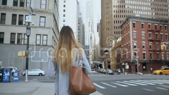 年轻时尚女商人在美国纽约金融区过马路慢动作视频的预览图