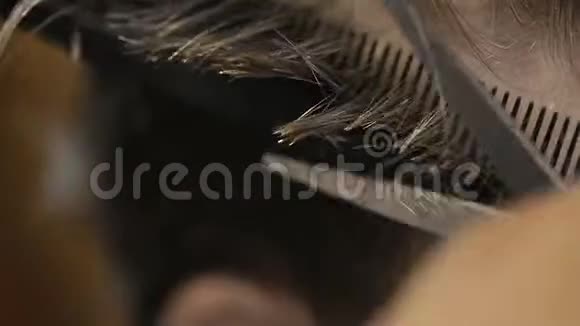 做女人剪短发型美容潮流理发师的竞争视频的预览图