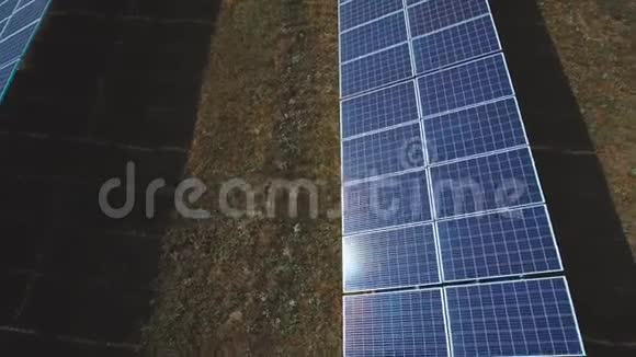 太阳反射在太阳能电池板上无人驾驶飞机中弹视频的预览图
