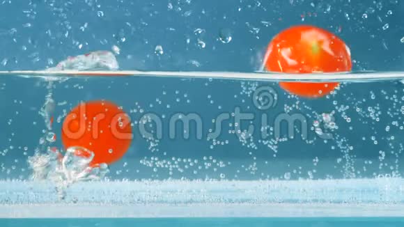 许多没有芽的西红柿被浸入水中视频的预览图