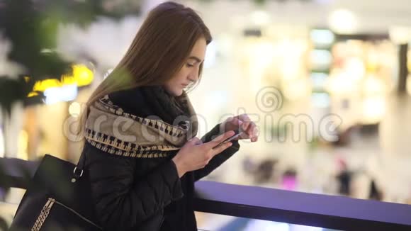 格罗斯漂亮聪明的商务女性在贸易中心的露台上敲她的手机稳定的凸轮慢镜头视频的预览图