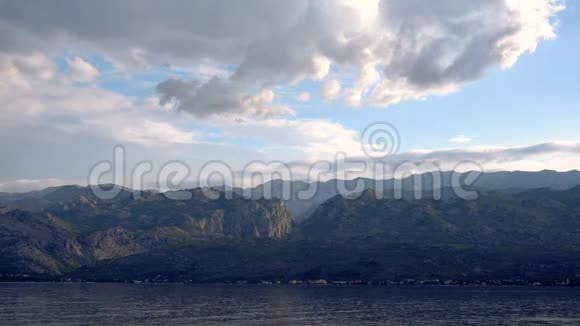 克罗地亚上午的StarigradPaklenica和Velebit山景视频的预览图