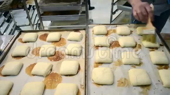 面包师做面包视频的预览图