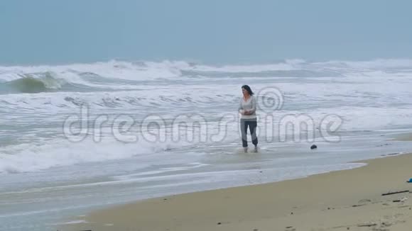 有魅力的女人在海滩上散步视频的预览图