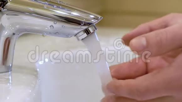 年轻人洗手洗脸视频的预览图