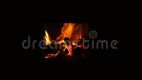 壁炉里着火了充满火木和火的壁炉视频的预览图