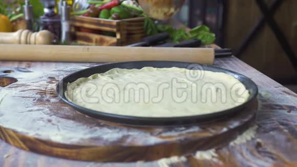 意大利餐厅用番茄酱做披萨的披萨专业比萨饼烹饪传统比萨饼视频的预览图