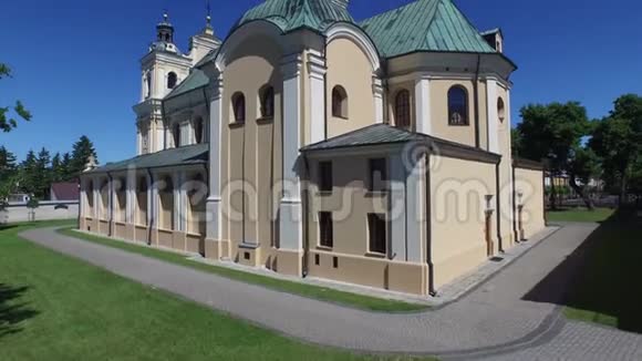 奥波勒吕贝尔斯基圣母圣母升天教堂波兰鸟瞰视频的预览图
