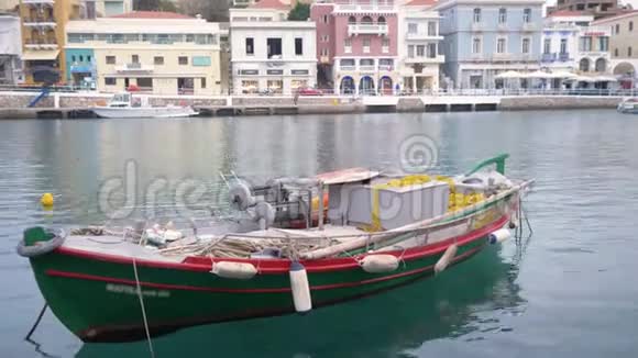 渔船在清澈的水中矗立在码头上渔船4K视频的预览图
