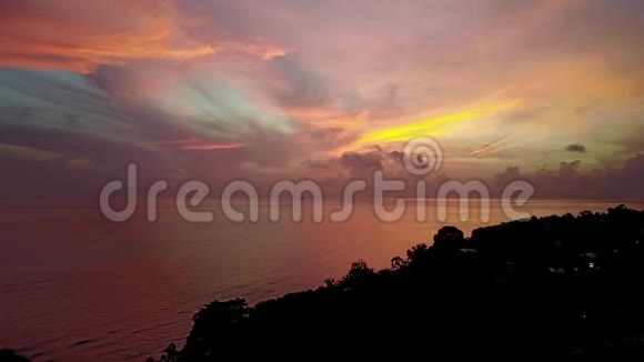 明亮的红色黎明在巴厘岛阿米德印度尼西亚亚洲从空中射击视频的预览图