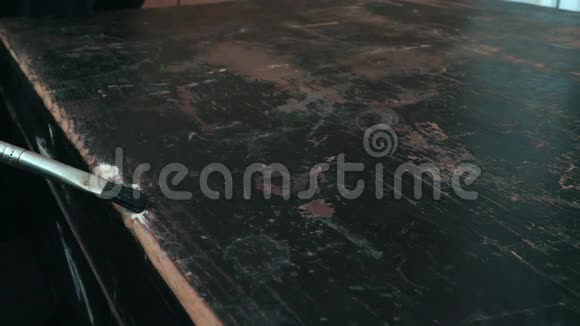 修理旧木家具用黑色油漆补刷视频的预览图