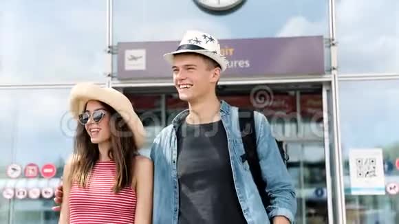 假期旅行机场离港码头的幸福情侣视频的预览图