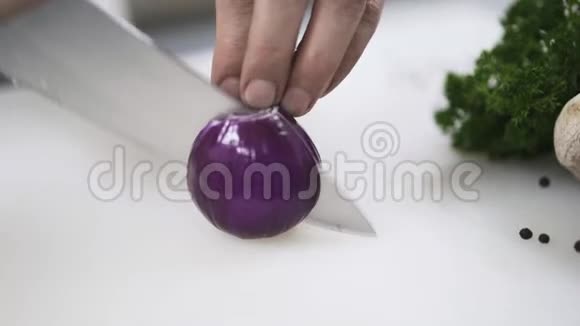 厨师在餐馆里切紫色洋葱视频的预览图