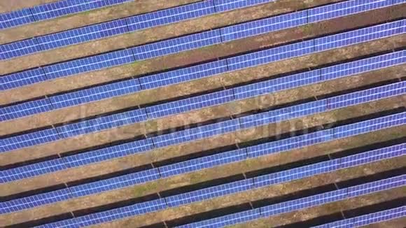 太阳能电池板收集太阳绿色能源自然保护生态创新清洁绿色生活的鸟瞰图视频的预览图