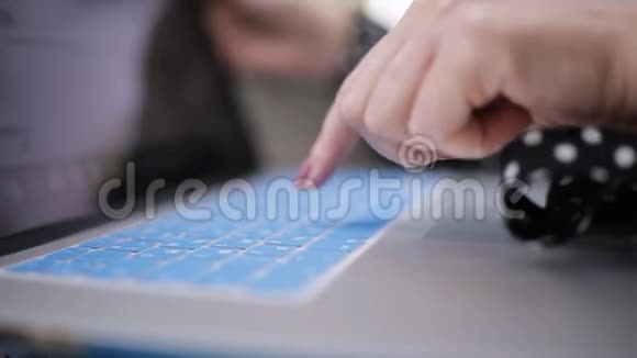 职业女商人坐在楼梯上在户外使用笔记本电脑女性的手视频的预览图