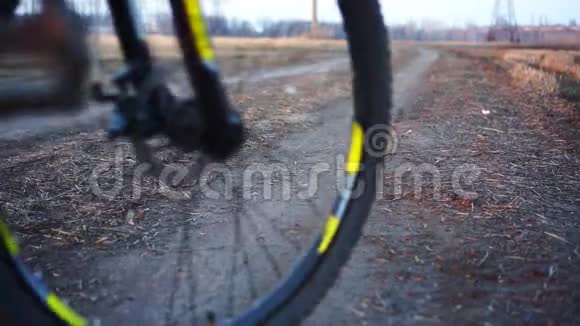 人骑自行车完成训练日落时间视频的预览图