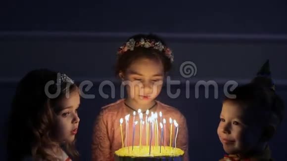 女孩在生日时许愿视频的预览图