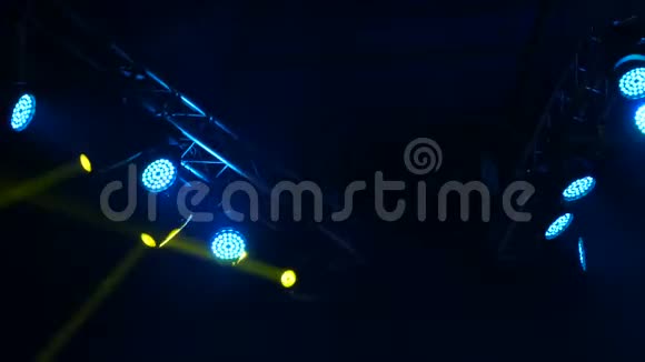 舞台上的蓝色和黄色灯光肥皂剧在音乐会上闪闪发光发光的舞台灯光在烟雾中闪烁视频的预览图