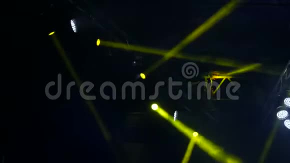 舞台上的蓝色和黄色灯光肥皂剧在音乐会上闪闪发光发光的舞台灯光在烟雾中闪烁视频的预览图