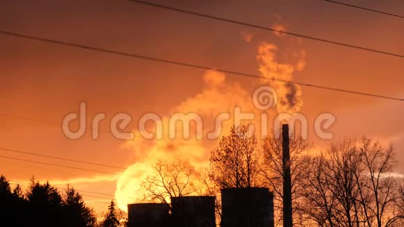 蒸汽和烟雾从工作电厂的冷却塔上升在夕阳的光线4K段视频的预览图