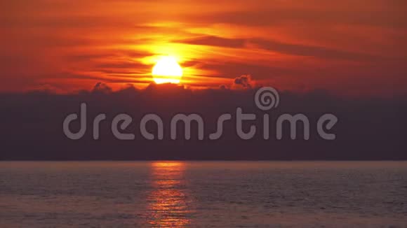 在海面上的云层中日落橙色的小路日落在海里视频的预览图